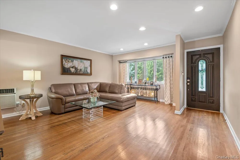 38 Briarwood Lane Plainview, NY 11803