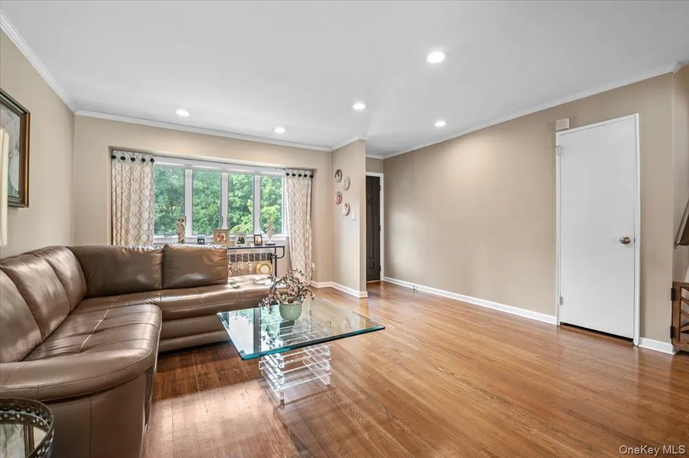 38 Briarwood Lane Plainview, NY 11803