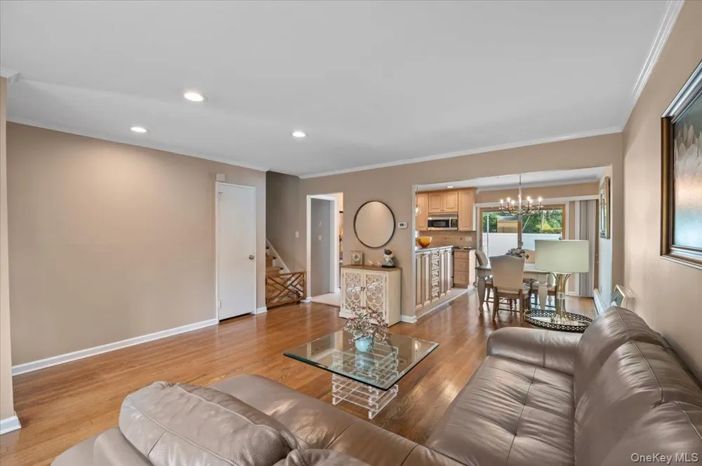 38 Briarwood Lane Plainview, NY 11803