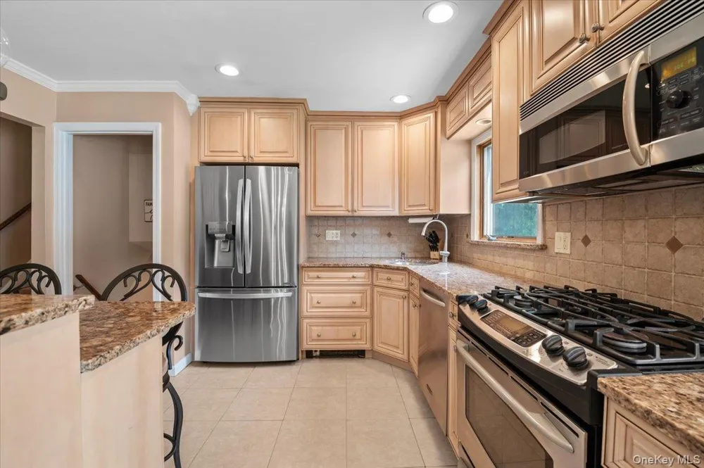 38 Briarwood Lane Plainview, NY 11803