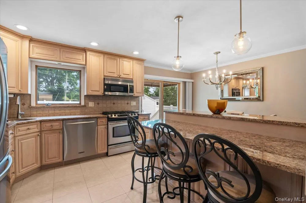 38 Briarwood Lane Plainview, NY 11803