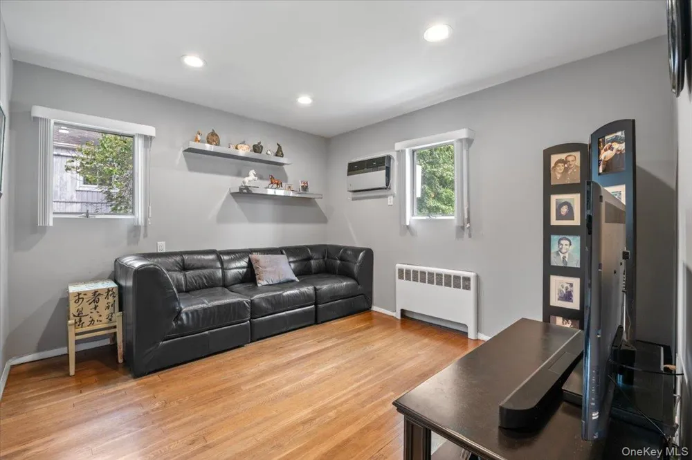 38 Briarwood Lane Plainview, NY 11803