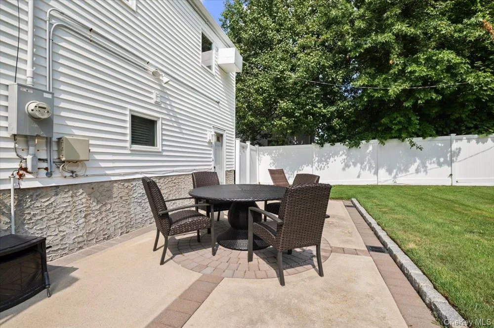 38 Briarwood Lane Plainview, NY 11803