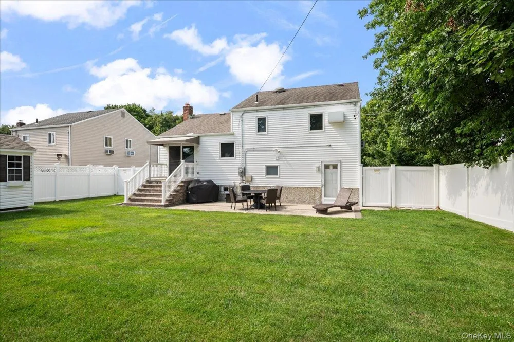 38 Briarwood Lane Plainview, NY 11803