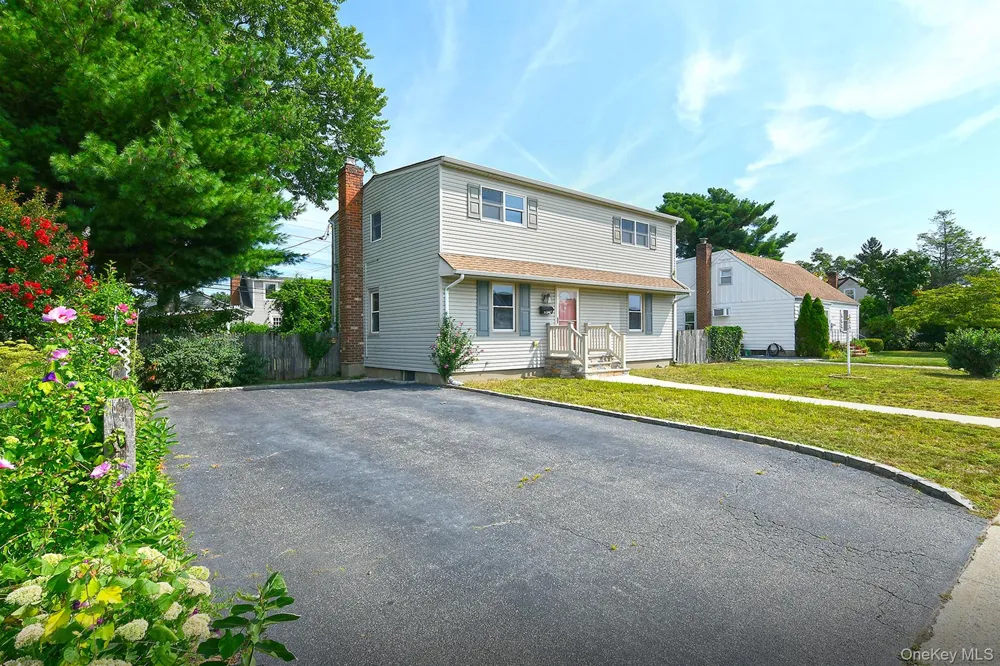 3679 Lark Street Levittown, NY 11756