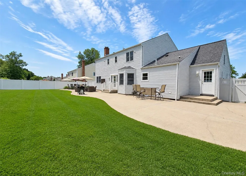73 Springmeadow Drive Holbrook, NY 11741