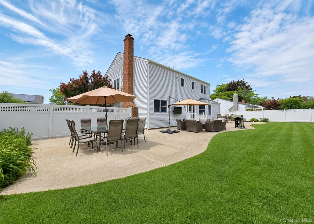 73 Springmeadow Drive Holbrook, NY 11741