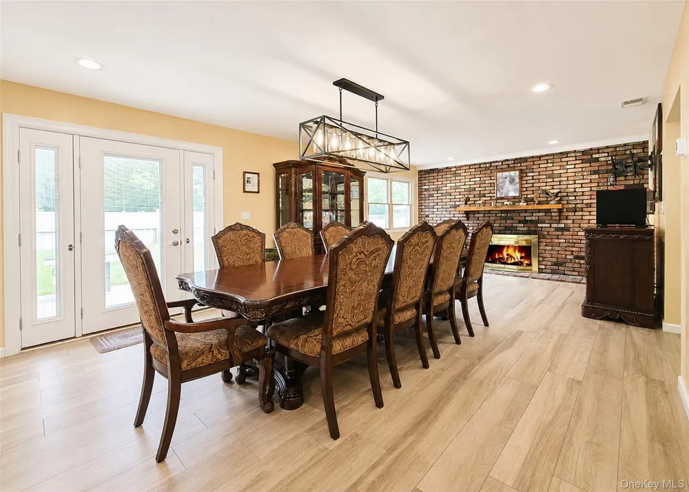 73 Springmeadow Drive Holbrook, NY 11741