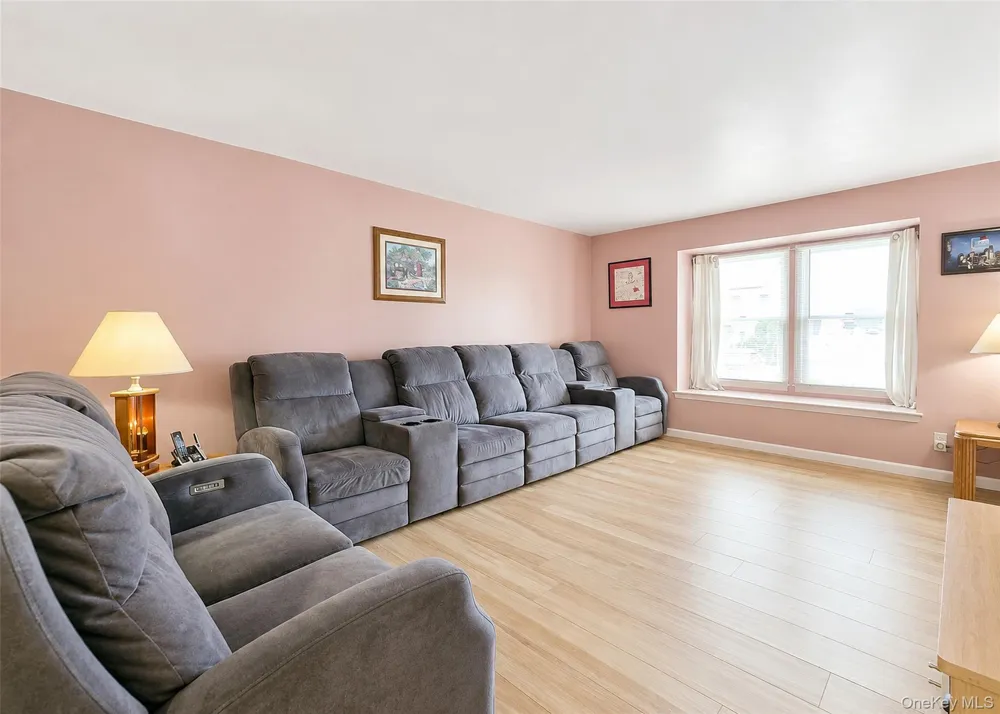 73 Springmeadow Drive Holbrook, NY 11741