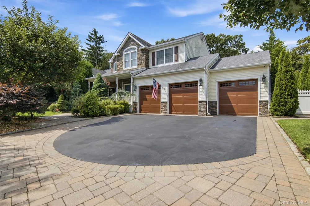 6 Hayloft Court Smithtown, NY 11787