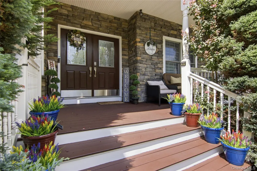 6 Hayloft Court Smithtown, NY 11787