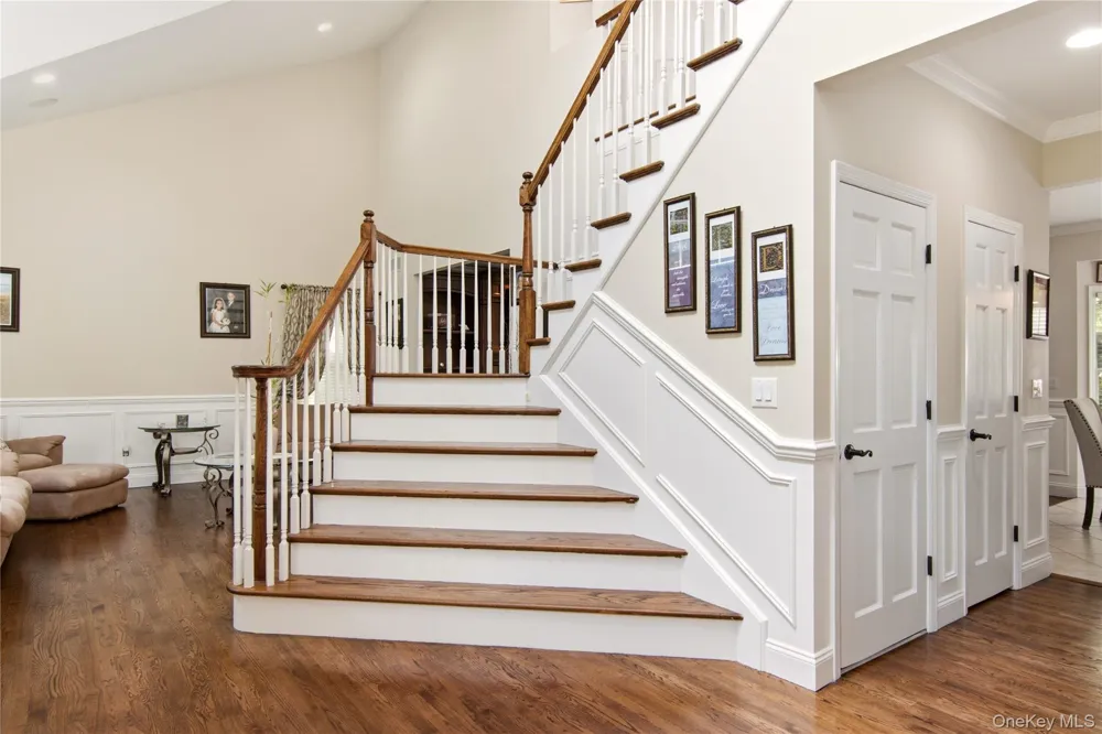 6 Hayloft Court Smithtown, NY 11787