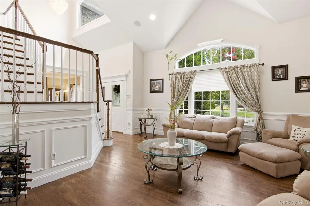 6 Hayloft Court Smithtown, NY 11787