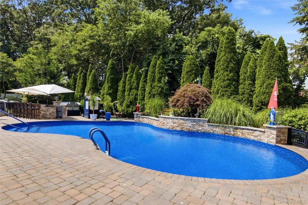 6 Hayloft Court Smithtown, NY 11787
