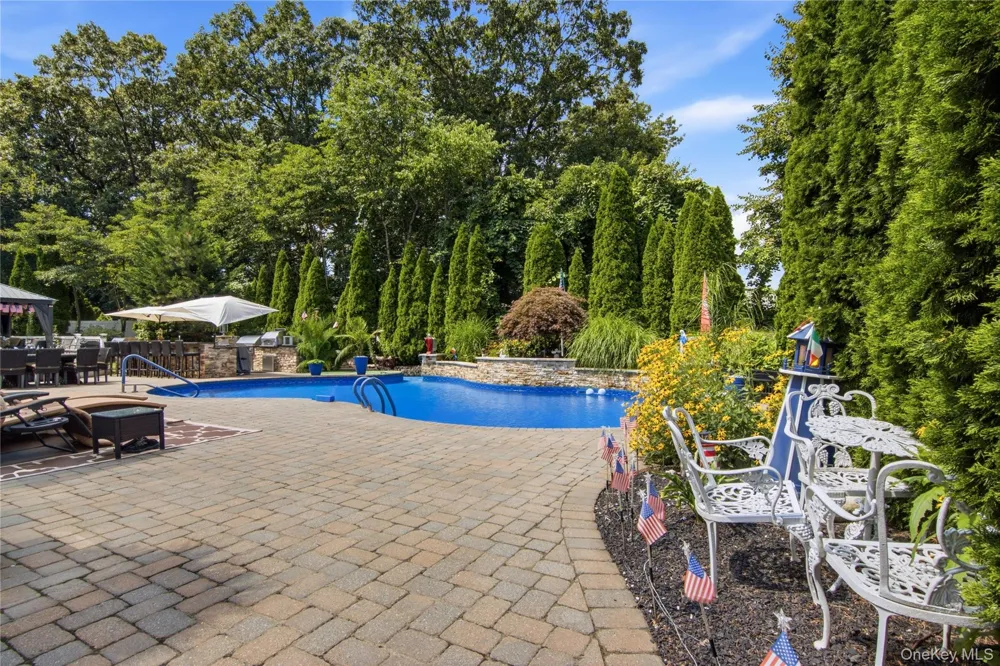 6 Hayloft Court Smithtown, NY 11787