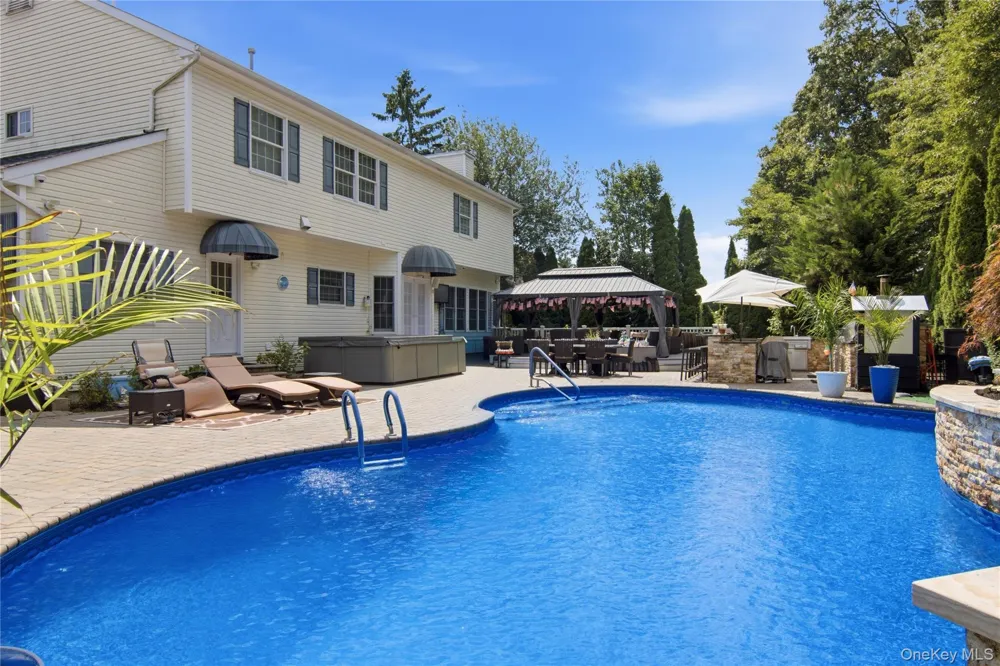 6 Hayloft Court Smithtown, NY 11787