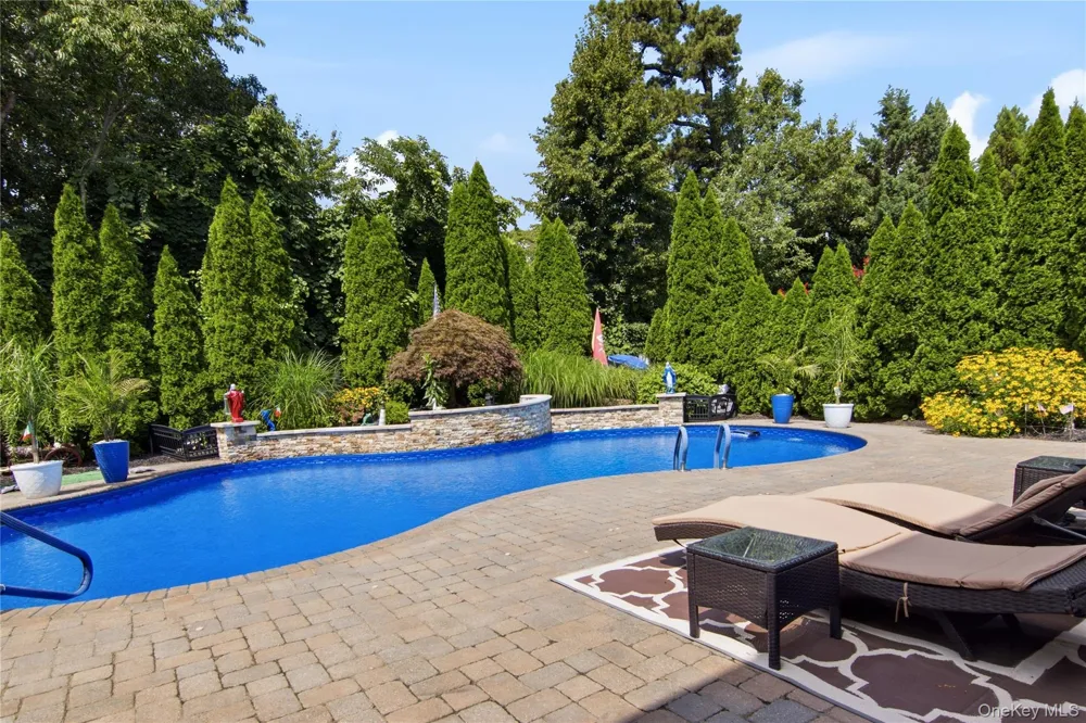 6 Hayloft Court Smithtown, NY 11787