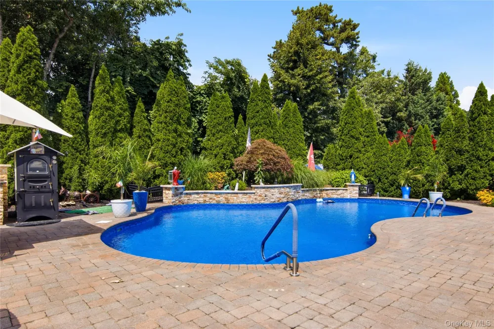 6 Hayloft Court Smithtown, NY 11787