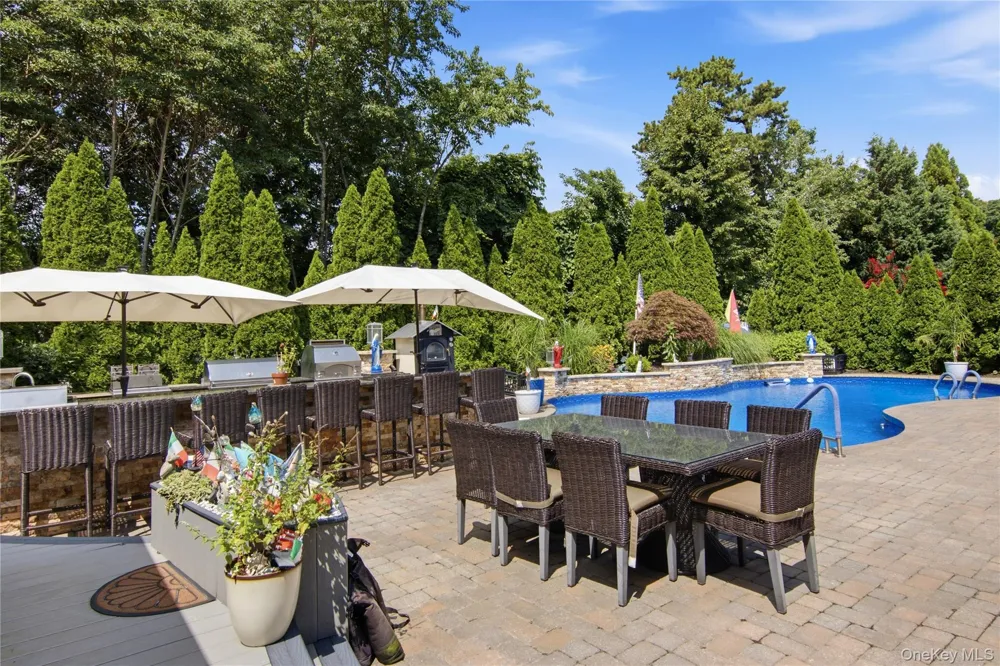 6 Hayloft Court Smithtown, NY 11787