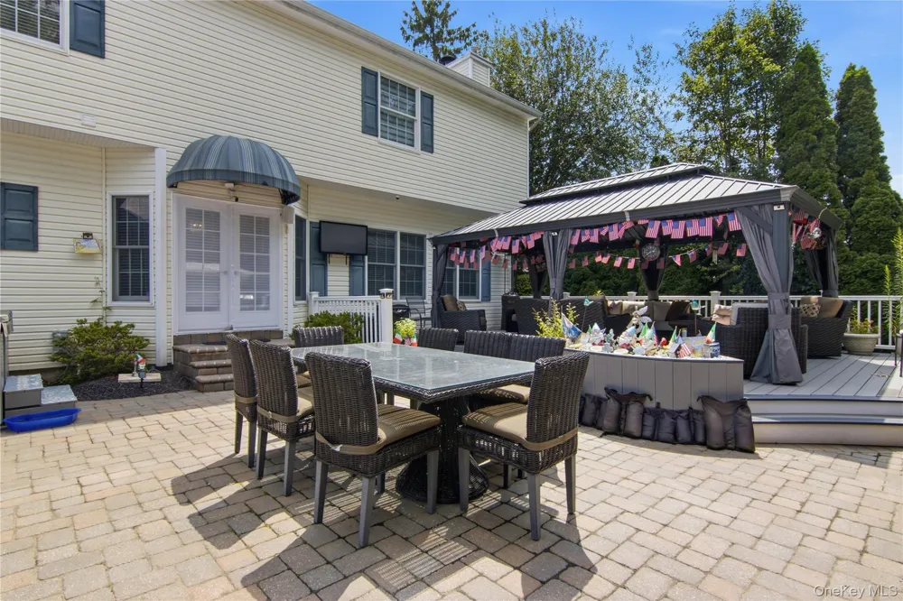 6 Hayloft Court Smithtown, NY 11787