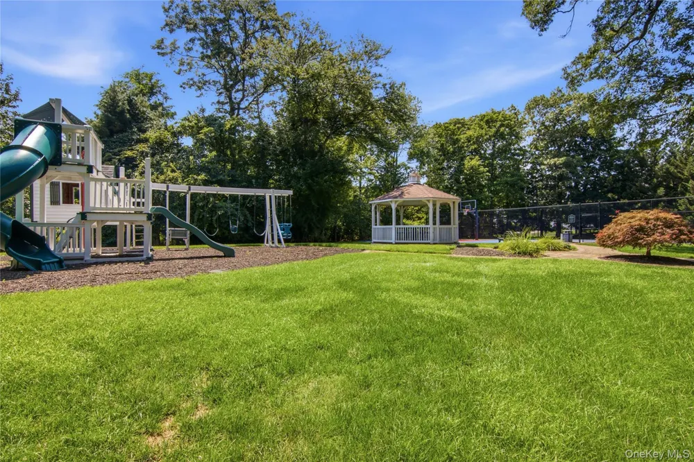 6 Hayloft Court Smithtown, NY 11787
