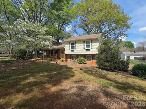 4709 Oakwood Circle