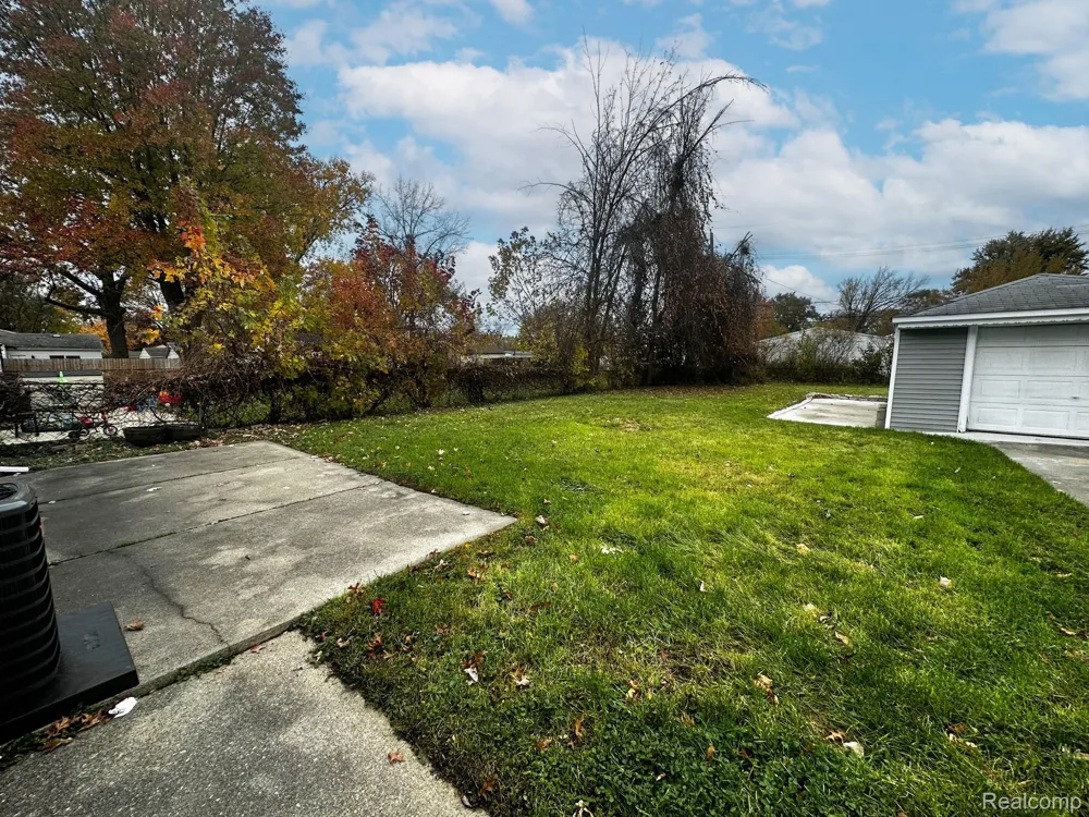 1615 E Greig Avenue Madison Heights City, MI 48071