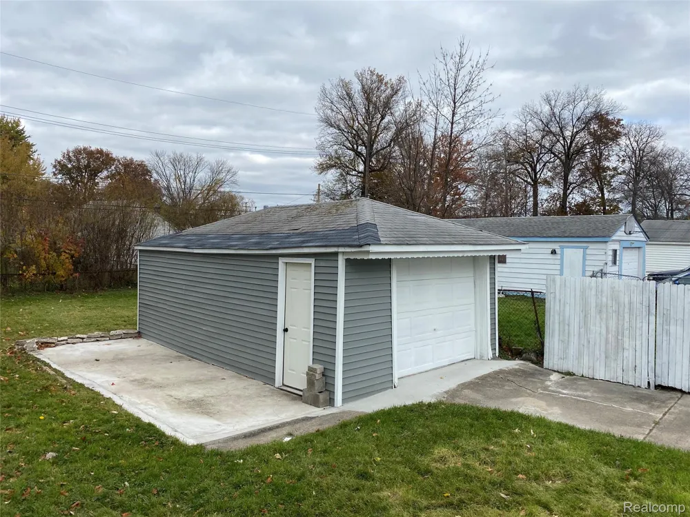1615 E Greig Avenue Madison Heights City, MI 48071