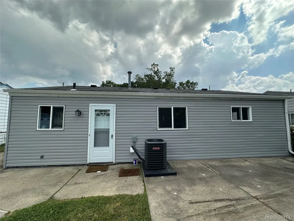 1615 E Greig Avenue Madison Heights City, MI 48071
