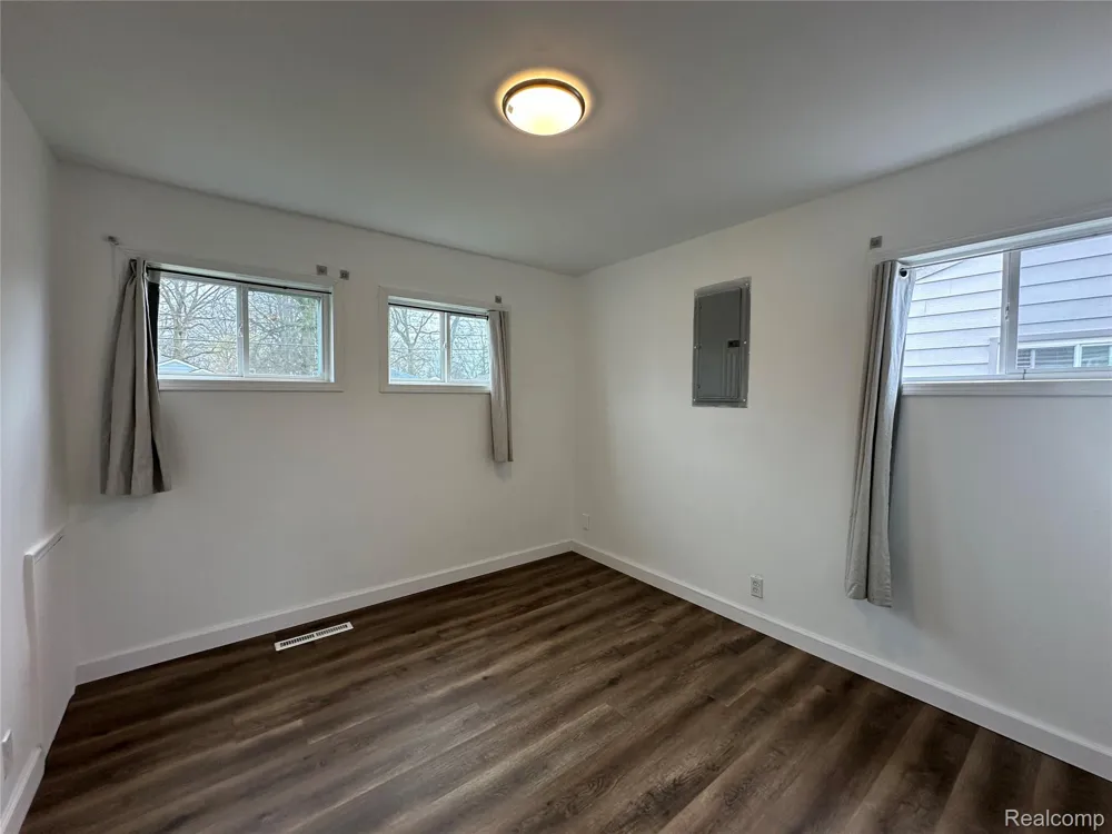 1615 E Greig Avenue Madison Heights City, MI 48071