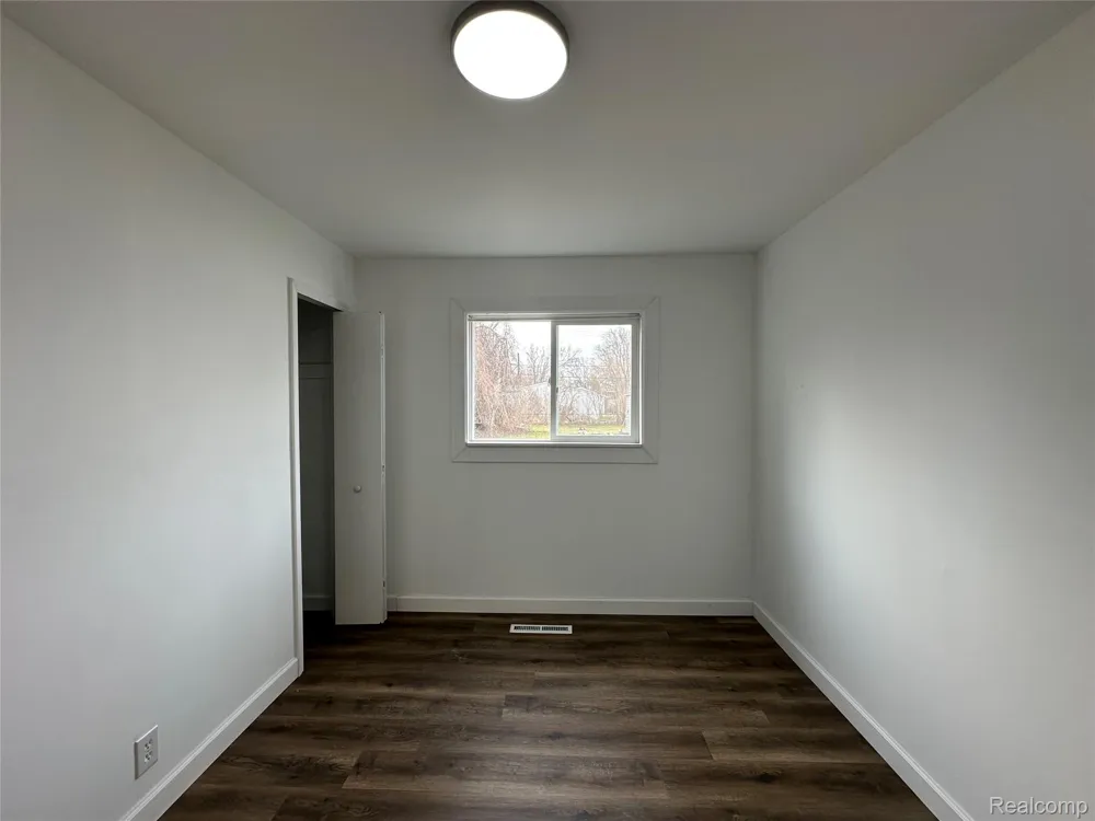 1615 E Greig Avenue Madison Heights City, MI 48071