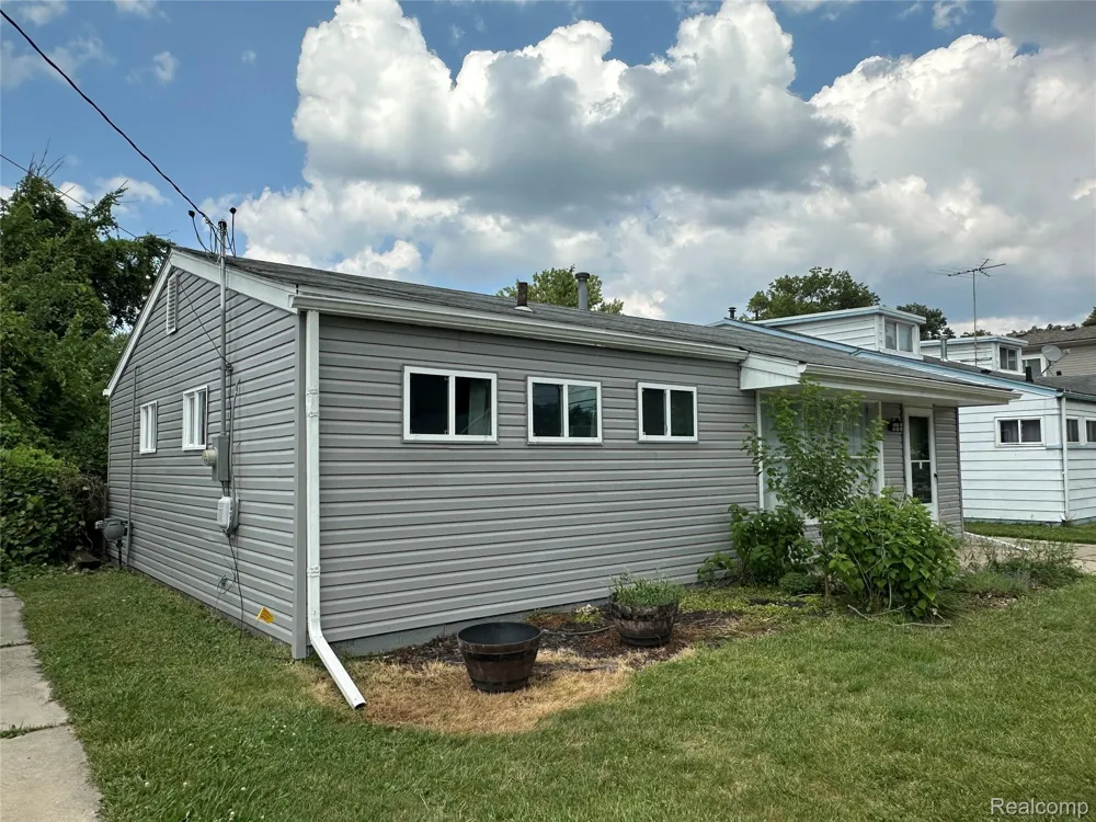 1615 E Greig Avenue Madison Heights City, MI 48071