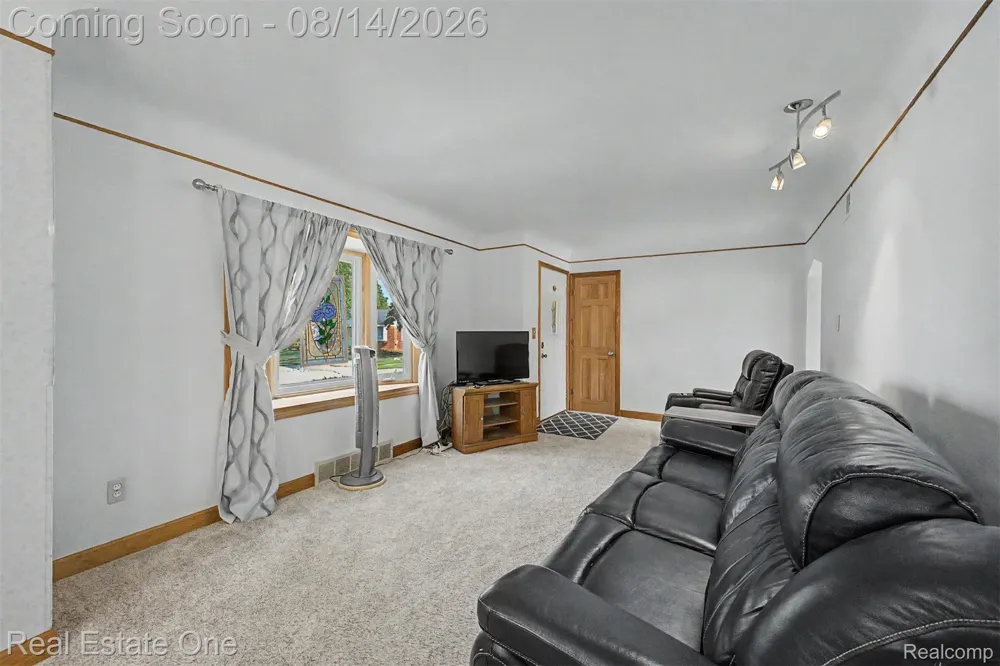 6331 Buckingham Avenue Allen Park City, MI 48101