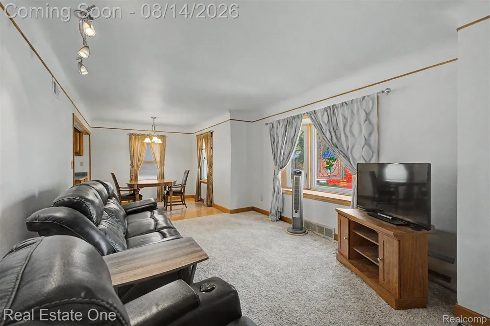 6331 Buckingham Avenue Allen Park City, MI 48101