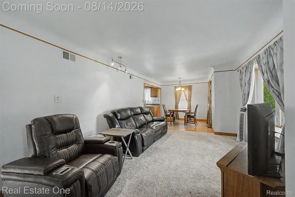 6331 Buckingham Avenue Allen Park City, MI 48101
