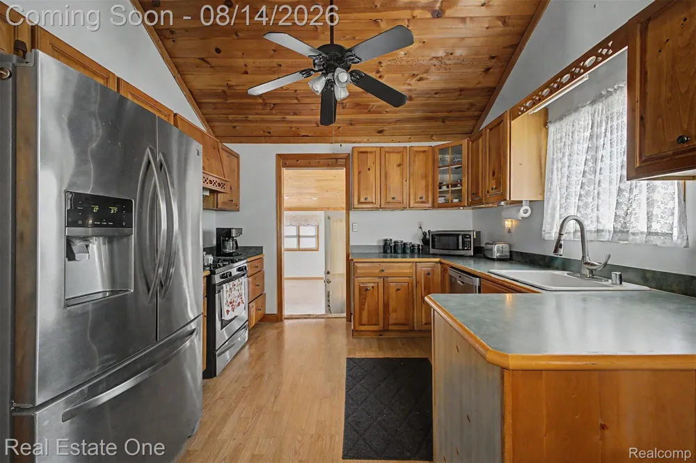 6331 Buckingham Avenue Allen Park City, MI 48101