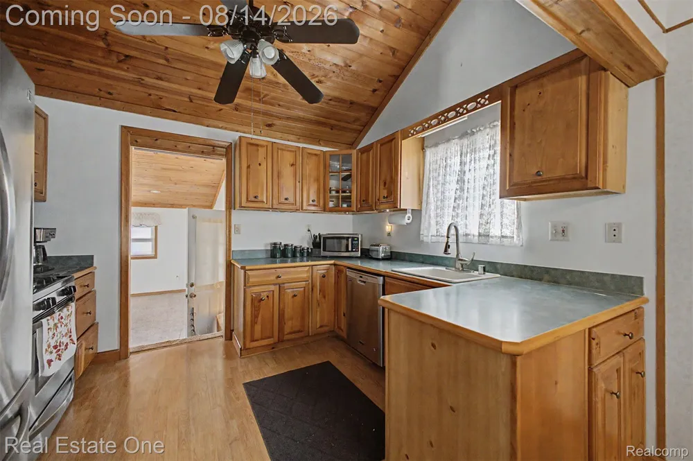 6331 Buckingham Avenue Allen Park City, MI 48101