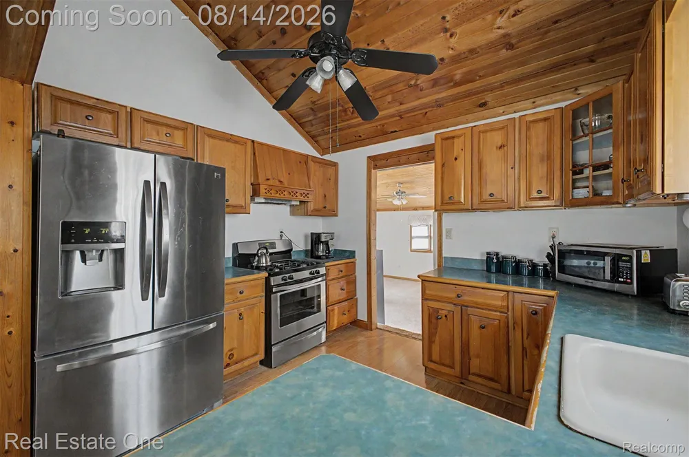 6331 Buckingham Avenue Allen Park City, MI 48101