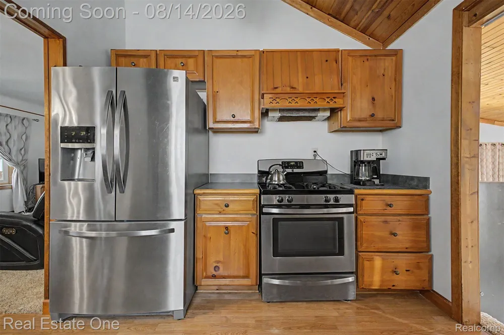 6331 Buckingham Avenue Allen Park City, MI 48101