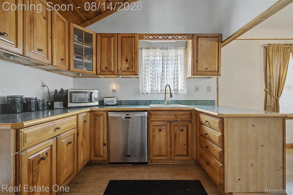 6331 Buckingham Avenue Allen Park City, MI 48101