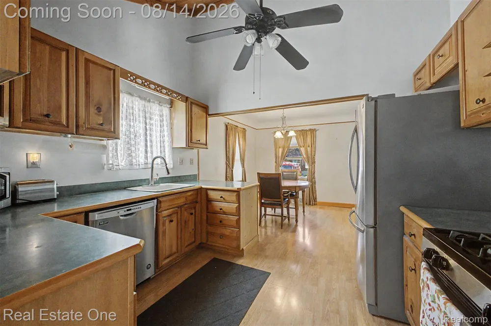 6331 Buckingham Avenue Allen Park City, MI 48101