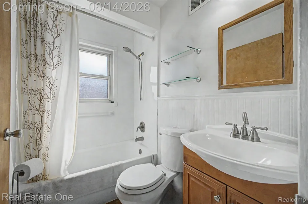 6331 Buckingham Avenue Allen Park City, MI 48101