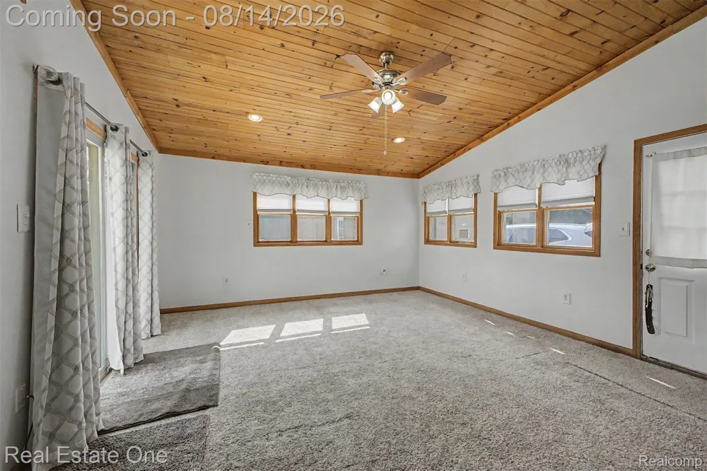 6331 Buckingham Avenue Allen Park City, MI 48101