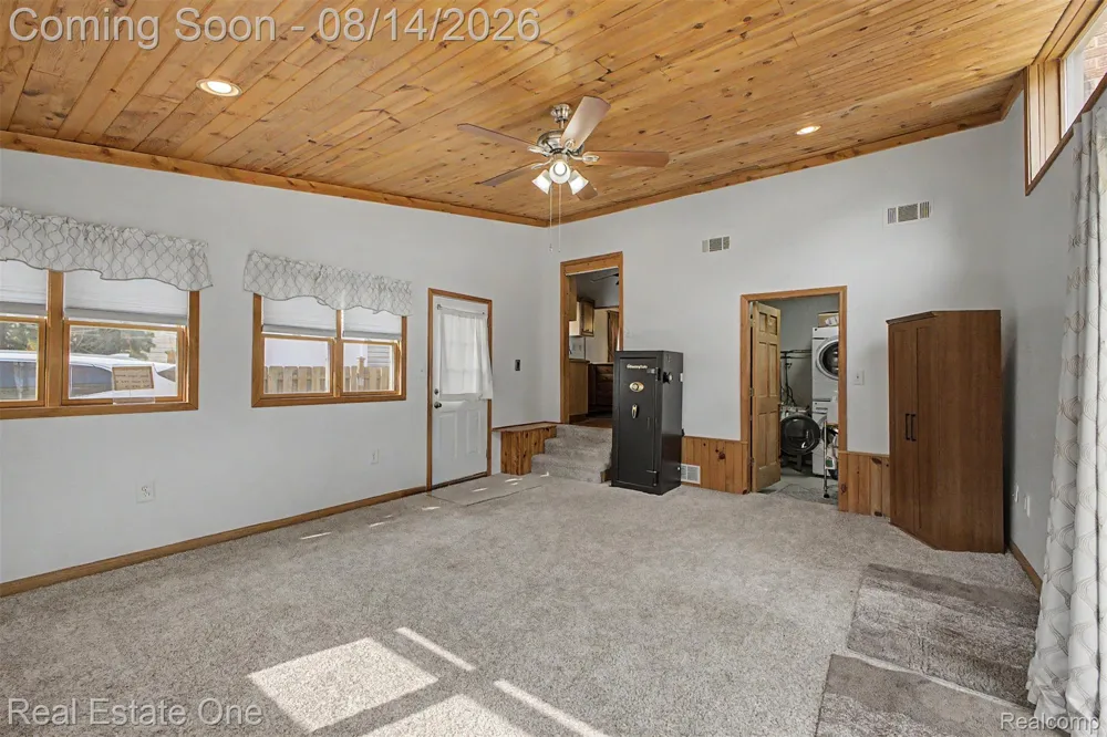6331 Buckingham Avenue Allen Park City, MI 48101