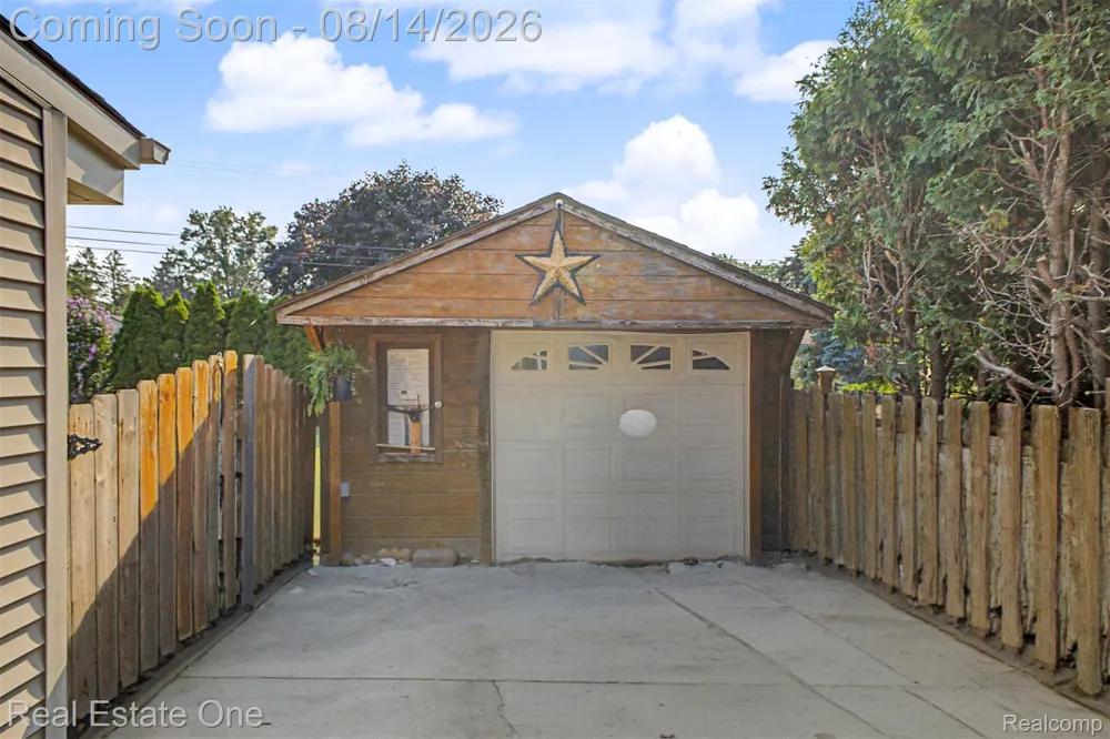 6331 Buckingham Avenue Allen Park City, MI 48101