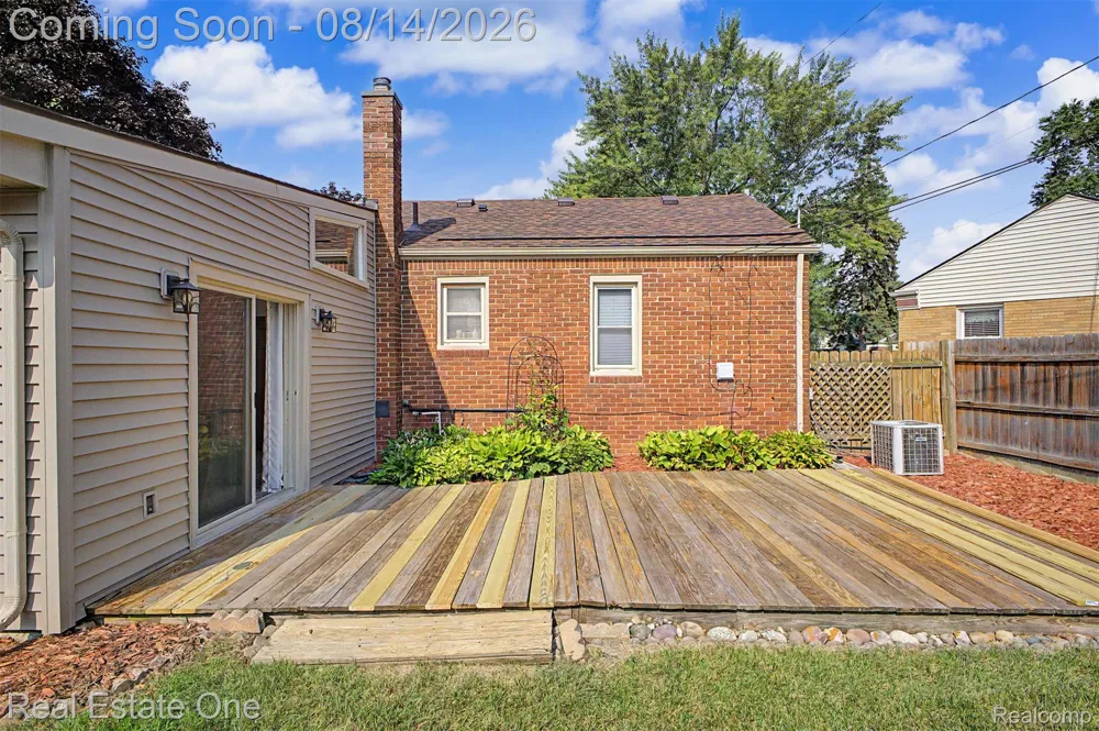 6331 Buckingham Avenue Allen Park City, MI 48101
