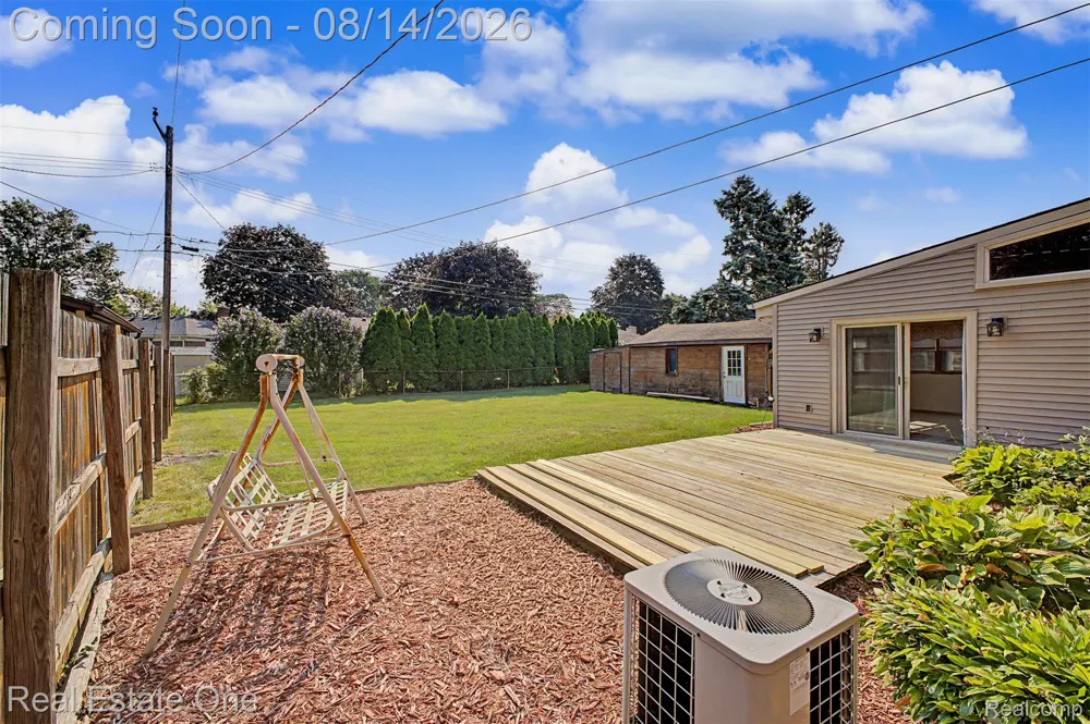 6331 Buckingham Avenue Allen Park City, MI 48101