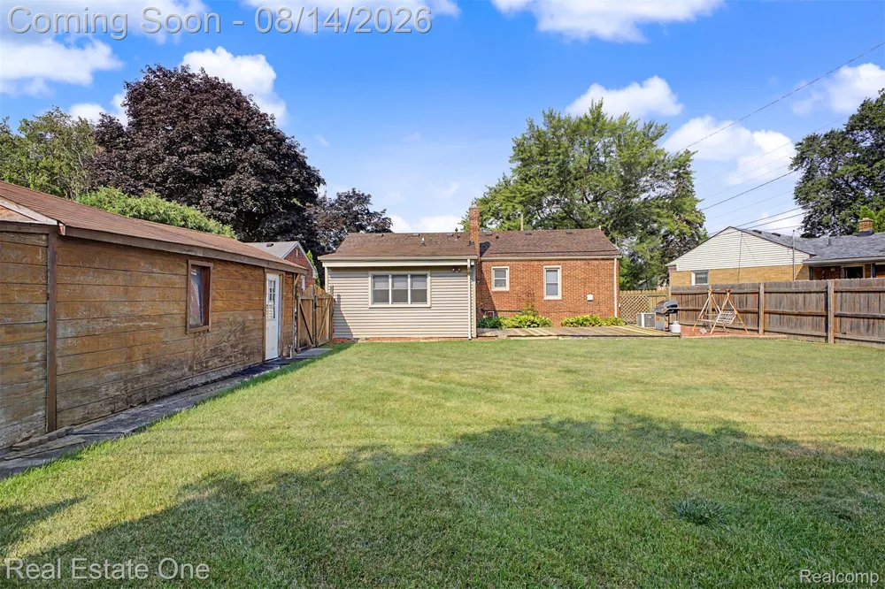6331 Buckingham Avenue Allen Park City, MI 48101