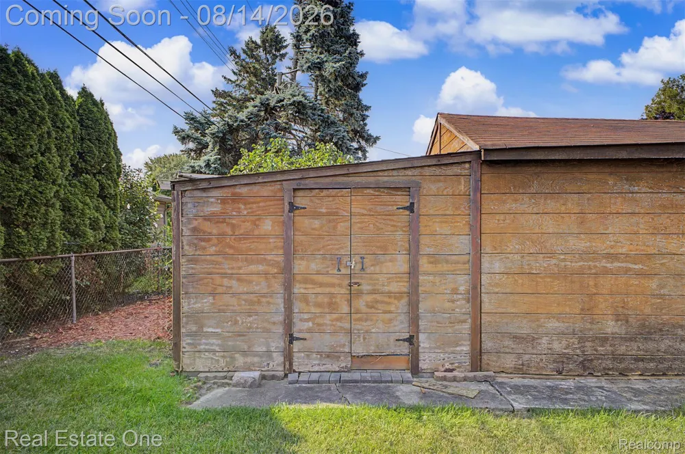 6331 Buckingham Avenue Allen Park City, MI 48101