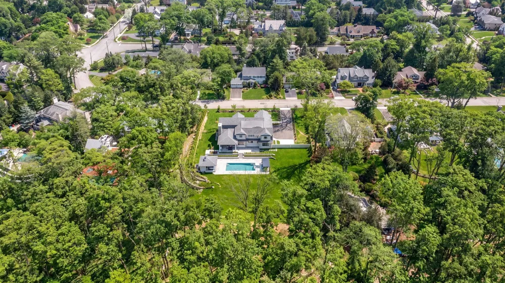 396 KNOLLWOOD DR Ridgewood, NJ 07450